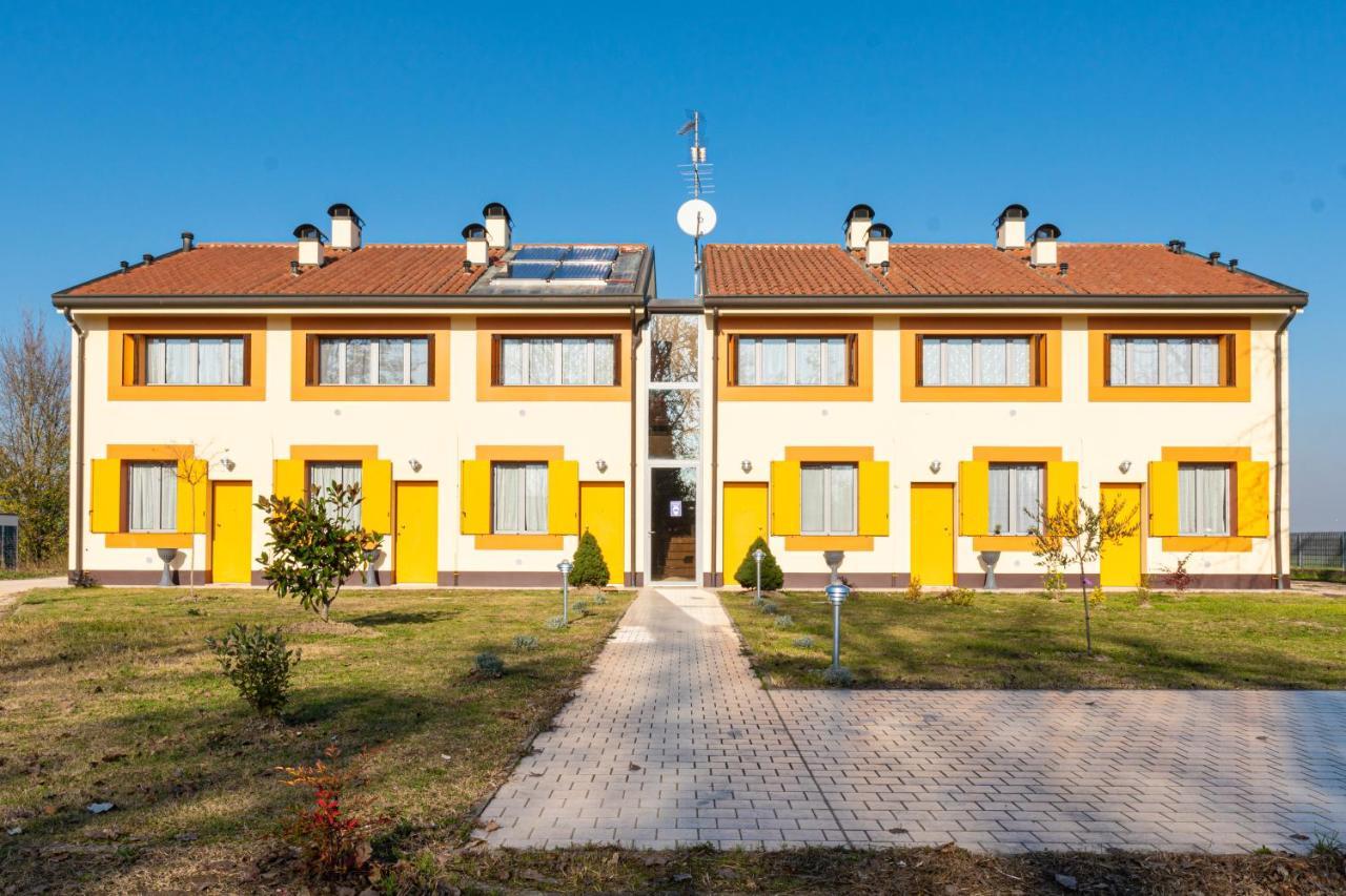 Gold Oasi - Business Solution Aparthotel Ferrara Bagian luar foto