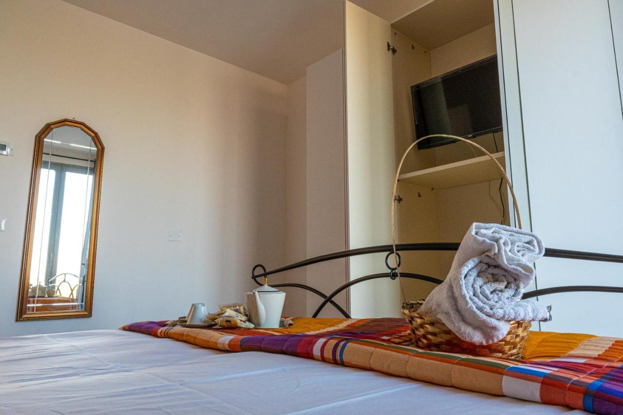 Gold Oasi - Business Solution Aparthotel Ferrara Bagian luar foto