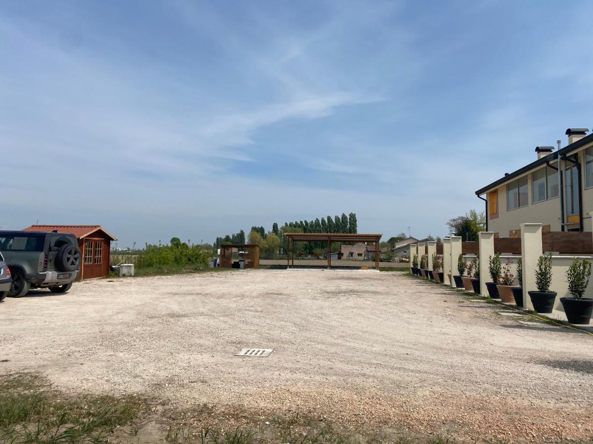 Gold Oasi - Business Solution Aparthotel Ferrara Bagian luar foto